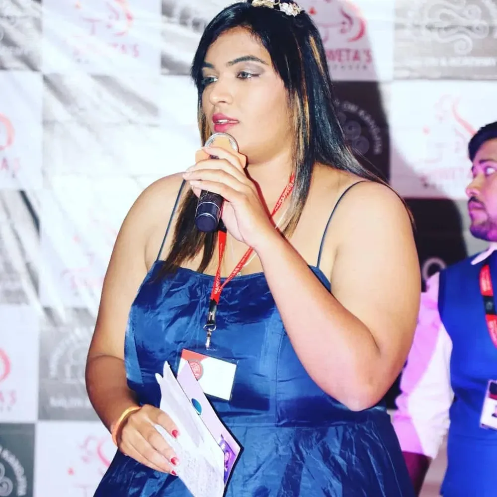 Interactive emcee in Pune during audience interaction — Aanchor Ritzzu