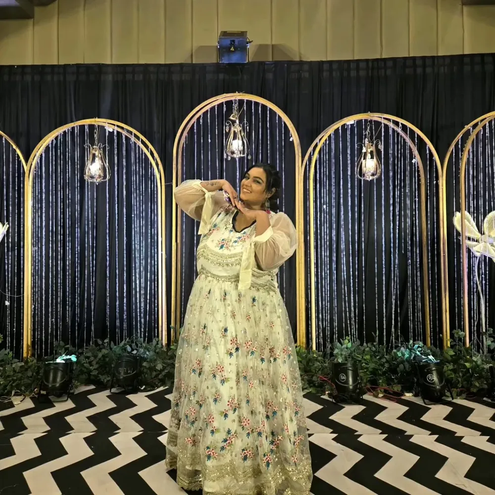 Wedding emcee in Pune engaging reception guests — Aanchor Ritzzu