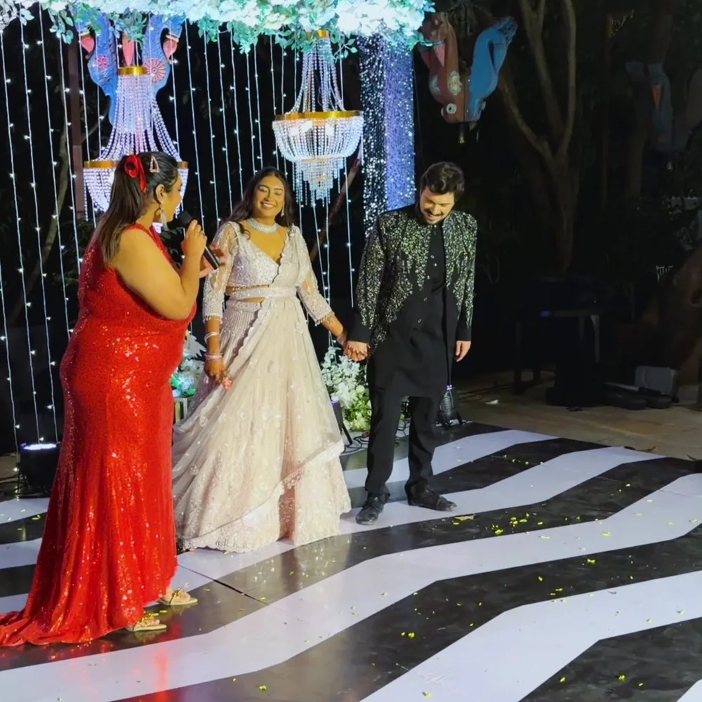 Wedding emcee in Pune hosting a Varmala couple moment — Aanchor Ritzzu
