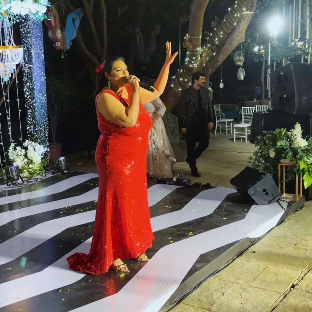 Wedding reception anchor in Pune on stage — Aanchor Ritzzu