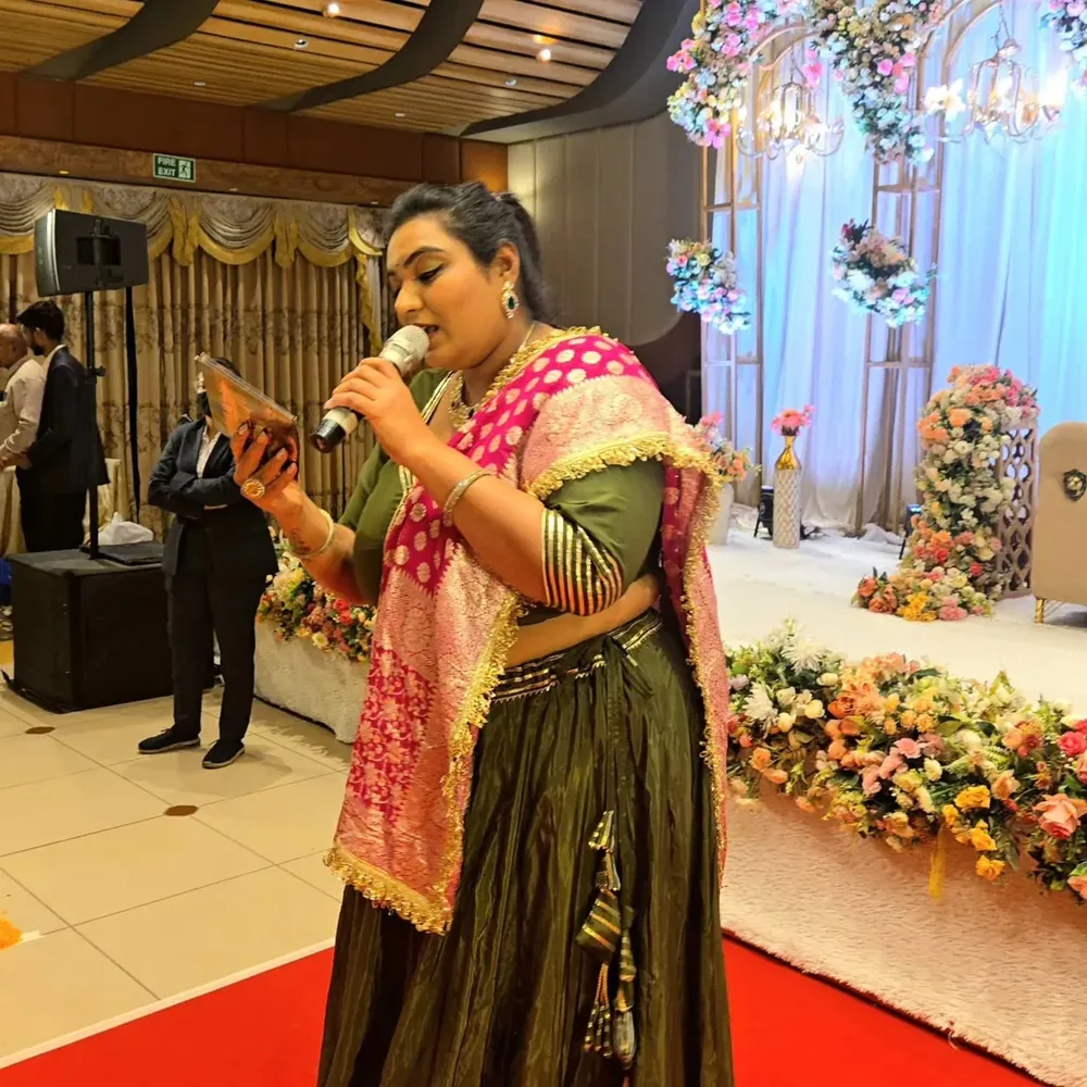 Wedding stage host in Pune at a Sangeet function — Aanchor Ritzzu